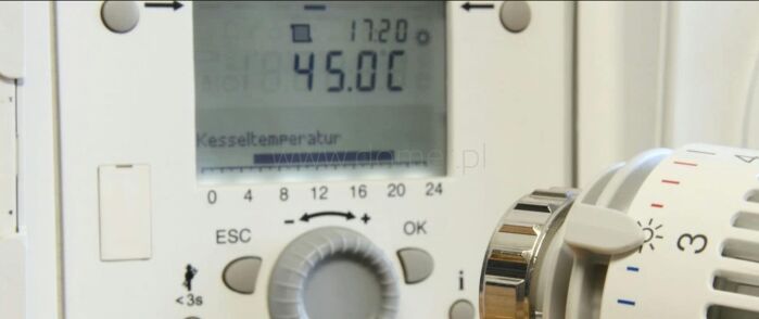 Jak działa czujnik temperatury załączania pompy?